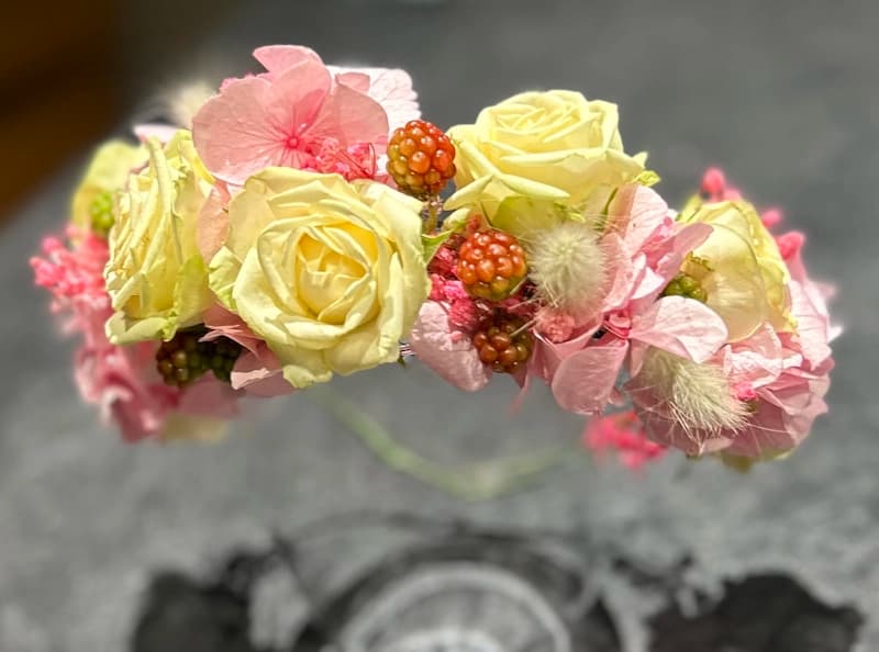Fleuriste faisant un beau bouquet